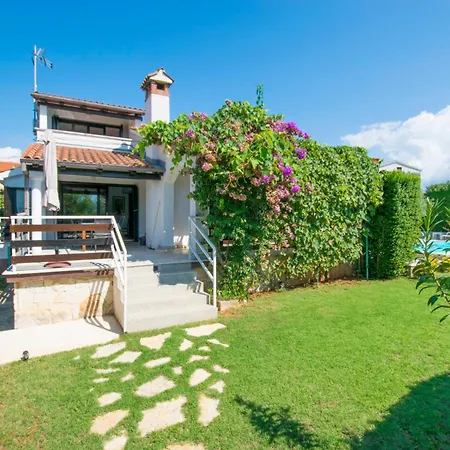 Family House With Swimming Pool And Secluded Garden - By Traveler Tourist Agency - Id 2687 * Poreč