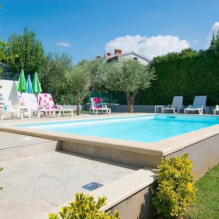 빌라 Family House With Swimming Pool And Secluded Garden - By Traveler Tourist Agency - Id 2687