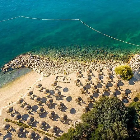 Family House With Swimming Pool And Secluded Garden - By Traveler Tourist Agency - Id 2687