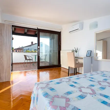 Villa Family House With Swimming Pool And Secluded Garden - By Traveler Tourist Agency - Id 2687