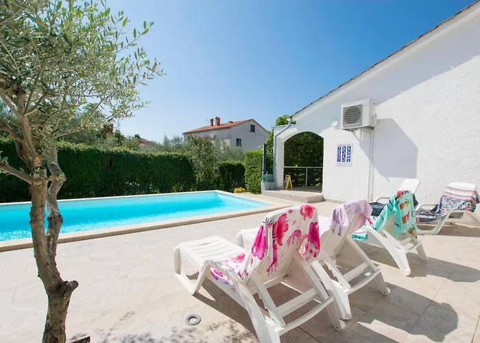 Family House With Swimming Pool And Secluded Garden - By Traveler Tourist Agency - Id 2687