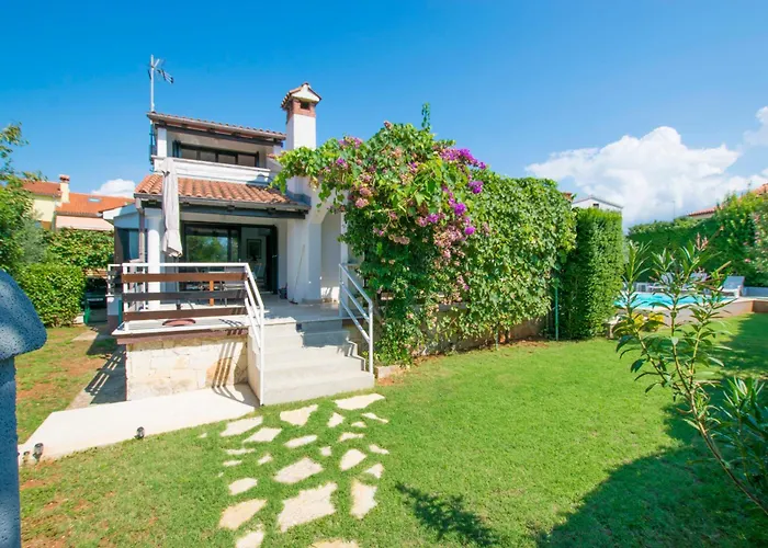 Family House With Swimming Pool And Secluded Garden - By Traveler Tourist Agency - Id 2687 * Пореч
