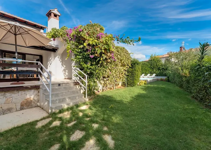 Family House With Swimming Pool And Secluded Garden - By Traveler Tourist Agency - Id 2687 Villa *