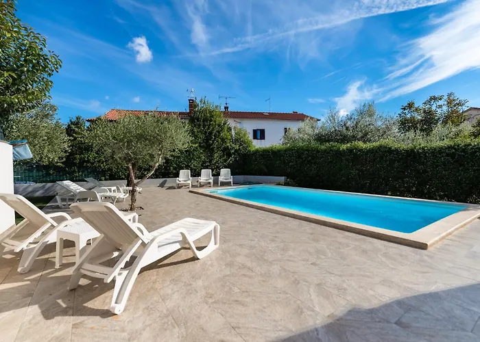 Family House With Swimming Pool And Secluded Garden - By Traveler Tourist Agency - Id 2687 * Пореч