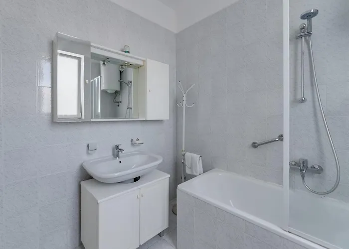 Villa Family House With Swimming Pool And Secluded Garden - By Traveler Tourist Agency - Id 2687 *
