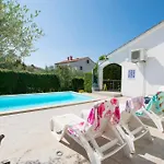 Family House With Swimming Pool And Secluded Garden - By Traveler Tourist Agency - Id 2687