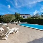 Family House With Swimming Pool And Secluded Garden - By Traveler Tourist Agency - Id 2687 * Poreč