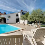 Family House With Swimming Pool And Secluded Garden - By Traveler Tourist Agency - Id 2687