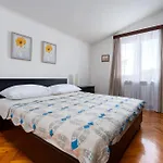 Villa Family House With Swimming Pool And Secluded Garden - By Traveler Tourist Agency - Id 2687 *
