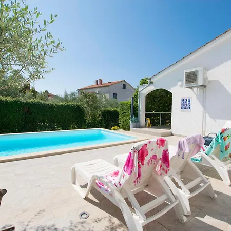 Family House With Swimming Pool And Secluded Garden - By Traveler Tourist Agency - Id 2687