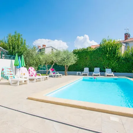 Vila Family House With Swimming Pool And Secluded Garden - By Traveler Tourist Agency - Id 2687 *