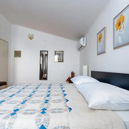 Villa Family House With Swimming Pool And Secluded Garden - By Traveler Tourist Agency - Id 2687