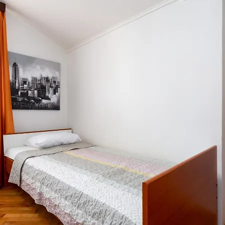 Vila Family House With Swimming Pool And Secluded Garden - By Traveler Tourist Agency - Id 2687 *