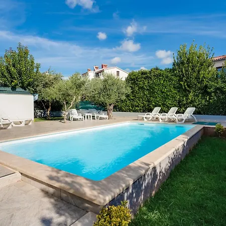 Family House With Swimming Pool And Secluded Garden - By Traveler Tourist Agency - Id 2687 Villa