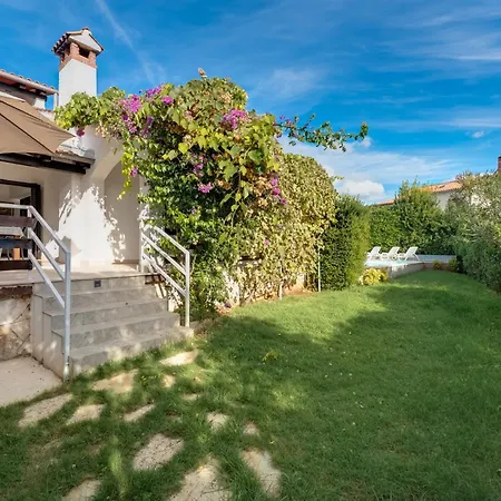 Family House With Swimming Pool And Secluded Garden - By Traveler Tourist Agency - Id 2687 Villa *