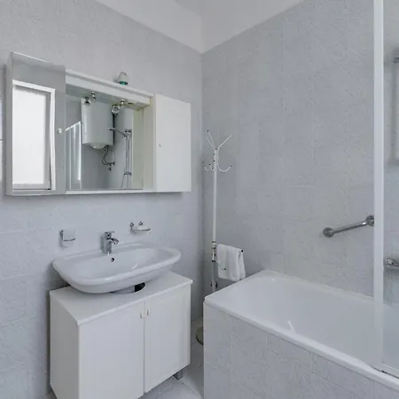 Villa Family House With Swimming Pool And Secluded Garden - By Traveler Tourist Agency - Id 2687 *