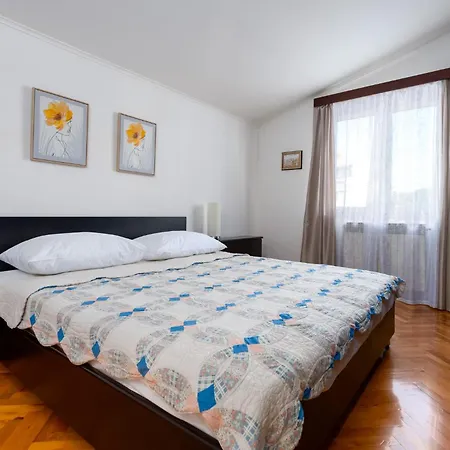 Vila Family House With Swimming Pool And Secluded Garden - By Traveler Tourist Agency - Id 2687 *