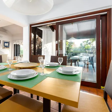 Vila Family House With Swimming Pool And Secluded Garden - By Traveler Tourist Agency - Id 2687