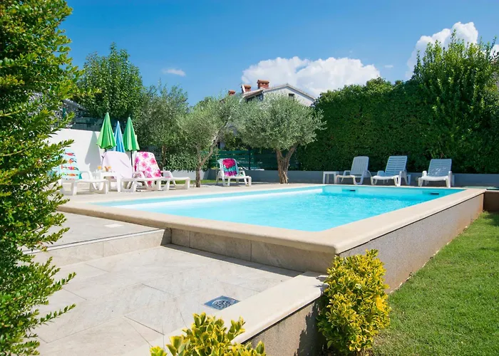Vila Family House With Swimming Pool And Secluded Garden - By Traveler Tourist Agency - Id 2687