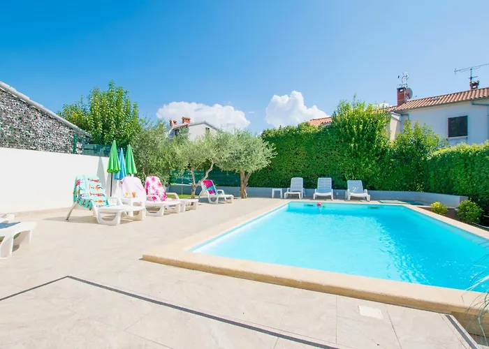 Vila Family House With Swimming Pool And Secluded Garden - By Traveler Tourist Agency - Id 2687 *