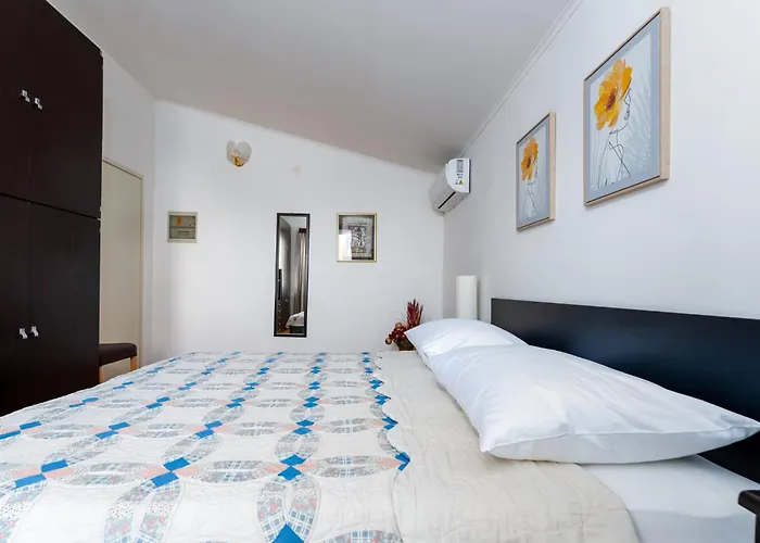 Vila Family House With Swimming Pool And Secluded Garden - By Traveler Tourist Agency - Id 2687