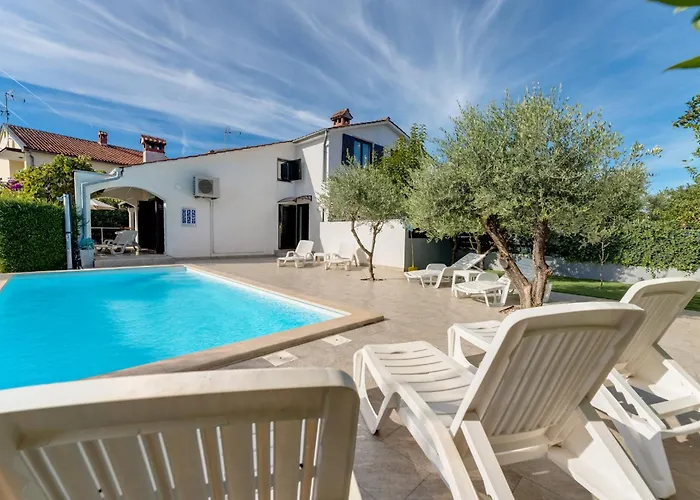 Family House With Swimming Pool And Secluded Garden - By Traveler Tourist Agency - Id 2687