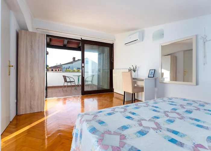 Vila Family House With Swimming Pool And Secluded Garden - By Traveler Tourist Agency - Id 2687