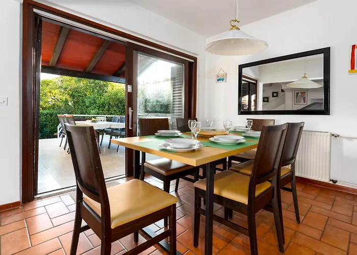 Family House With Swimming Pool And Secluded Garden - By Traveler Tourist Agency - Id 2687