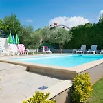 Vila Family House With Swimming Pool And Secluded Garden - By Traveler Tourist Agency - Id 2687