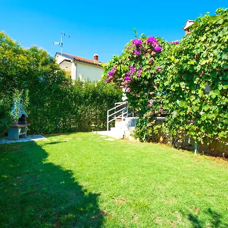 Vila Family House With Swimming Pool And Secluded Garden - By Traveler Tourist Agency - Id 2687 Porec