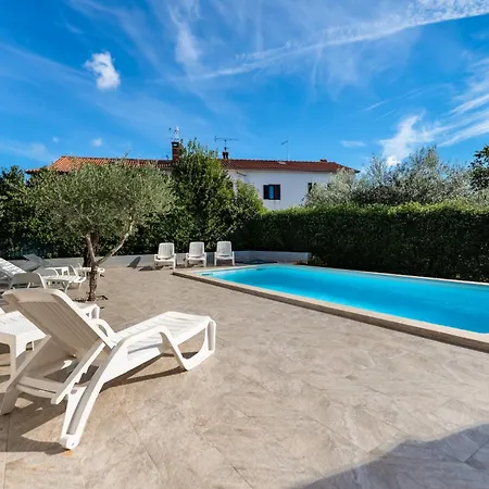 Family House With Swimming Pool And Secluded Garden - By Traveler Tourist Agency - Id 2687 * Пореч