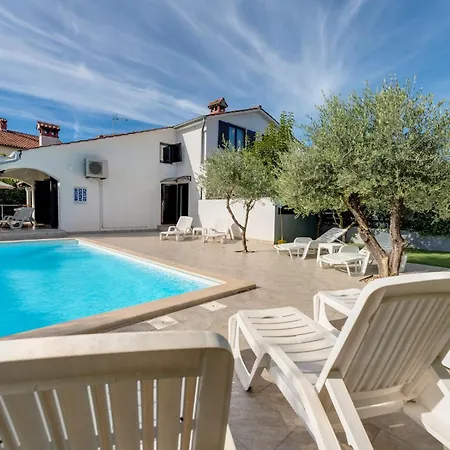 Family House With Swimming Pool And Secluded Garden - By Traveler Tourist Agency - Id 2687