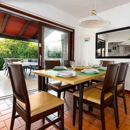 Family House With Swimming Pool And Secluded Garden - By Traveler Tourist Agency - Id 2687